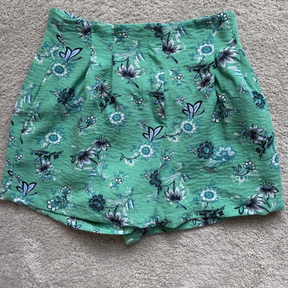 Ann Taylor Factory Green Floral High Waisted Pleated Shorts Size 0